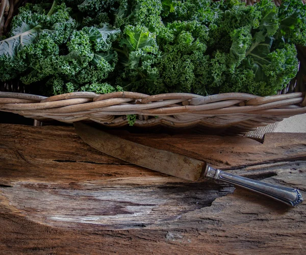 Col Rizada Verde Cesta Cuchillo Sobre Fondo Madera Vista Superior —  Fotos de Stock