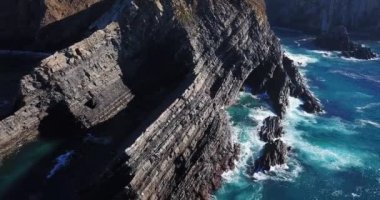 Cabo Sardao kayalıklar ve Dalgalar Atlantik kıyıları Portekiz Doğa Seyahat Drone Havadan video görünümü