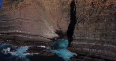 Cabo Sardao kayalıklar ve Dalgalar Atlantik kıyıları Portekiz Doğa Seyahat Drone Havadan video görünümü