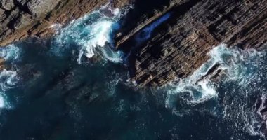 Cabo Sardao kayalıklar ve Dalgalar Atlantik kıyıları Portekiz Doğa Seyahat Drone Havadan video görünümü