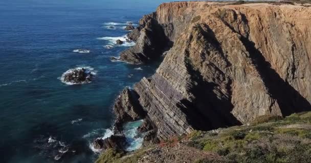 卡波萨达奥悬崖和海浪大西洋海岸葡萄牙自然旅行的无人机空中视频视图 — 图库视频影像