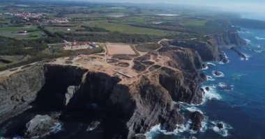 Cabo Sardao kayalıklar ve Dalgalar Atlantik kıyıları Portekiz Doğa Seyahat Drone Havadan video görünümü
