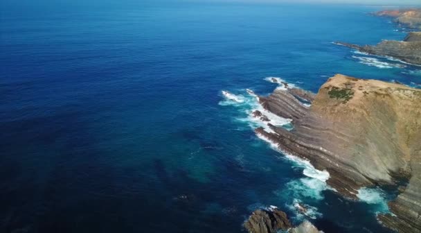 Drone Wideo Widok Klify Cabo Sardao Fale Atlantyku Wybrzeże Portugalii — Wideo stockowe