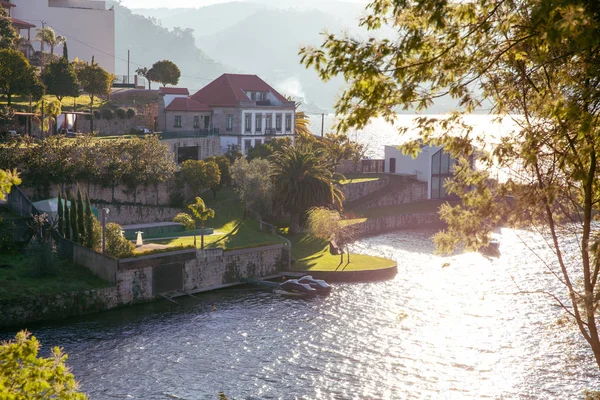 Douro Vadisi nehir kenarında Spa Hotel Royal sabah sis ve parlak güneş ışığının Portekiz Aralık 2018