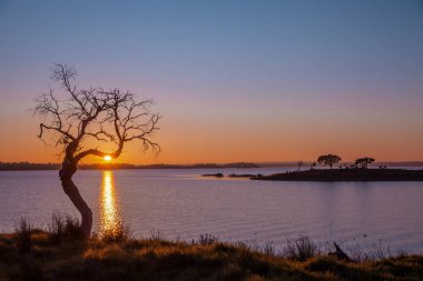 Göl günbatımı manzara Portekiz Alentejo doğa yatay olarak Alqueva suyun rezervuar