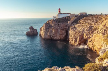 Sagres Algarve Portekiz kayalık sahil şeridi ve Lghthouse cape sao Vicente