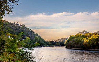 Drachenfels ve Rolandsbogen üzerinde Oberwinter görünümünde Ren vadisi