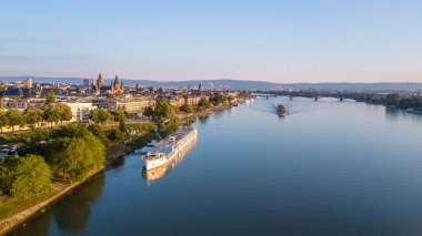 Mainz ve Ren Nehri'nin drone'ları havadan görünümü Tavel Germa