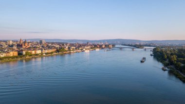 Mainz ve Ren Nehri'nin drone'ları havadan görünümü Tavel Germa