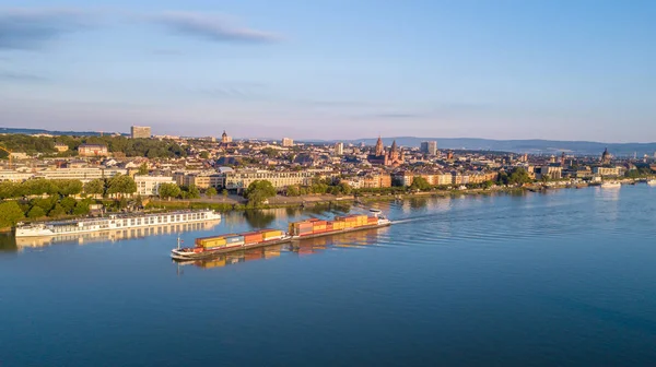 Drones vista aérea da cidade Mainz e rio Reno Tavel Germa — Fotografia de Stock