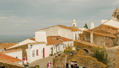 Portekiz 'deki beyaz köy Monsaraz manzarası, kültür Portekiz' de Alentejo 'daki tarihi küçük kasabaları geziyor.