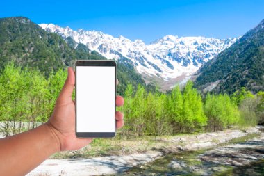 el japonya alps dağ, Japonya bir görünüm cep telefonu tutun 
