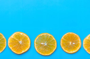 Mavi arka plan üzerinde dilim portakal meyve Yaz.