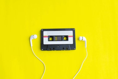 sarı arka plan üzerinde teyp kaset retro. yumuşak odak.