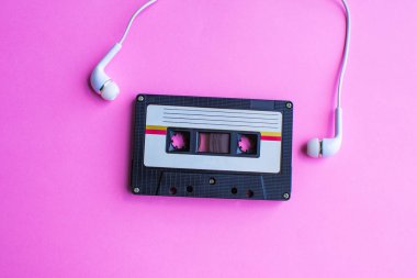 pembe arka plan üzerinde teyp kaset retro. yumuşak odak.