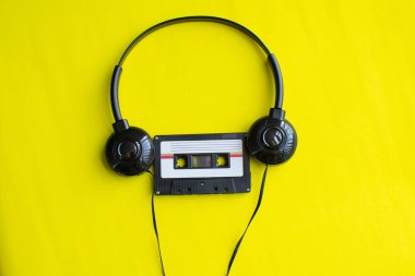 sarı arka plan üzerinde teyp kaset retro. yumuşak odak.
