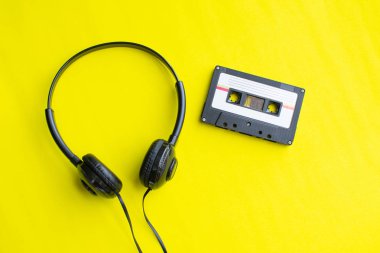 sarı arka plan üzerinde teyp kaset retro. yumuşak odak.