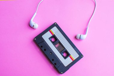 pembe arka plan üzerinde teyp kaset retro. yumuşak odak.