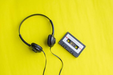 sarı arka plan üzerinde teyp kaset retro. yumuşak odak.