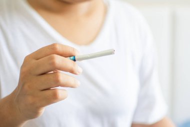 insan eli tutan sigara ve Dünya Tütün Emzisi kavramı. 