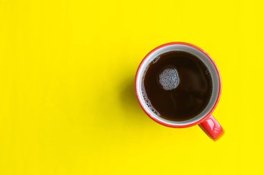 sarı arka planda kahve fincanı. yumuşak odak.