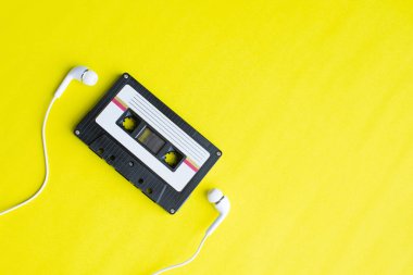 sarı arka plan üzerinde teyp kaset retro. yumuşak odak.