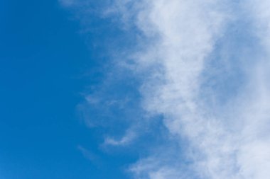 güneşli bir günde mavi gökyüzü güzel. yumuşak odak.