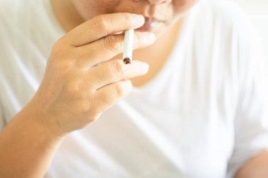 sigara ve Dünya Tütün Günü kavramı tutan insan eli. Yumuşak