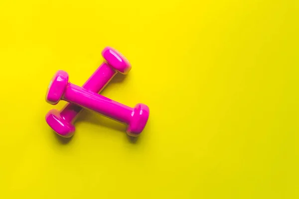 Spor malzemeleri renkli arka planda halterler. Düz yatıyordu.