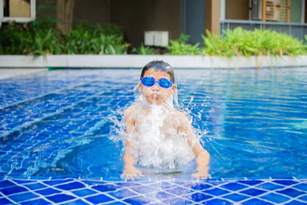 Niedlichen Kleinen Jungen Fühlen Sich Glücklich Spielen Und Schwimmen Schwimmbad — Stockfoto