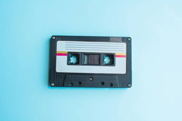 ブルーとピンクの背景にテープカセットのレトロ。ソフトフォーカス. — ストック写真