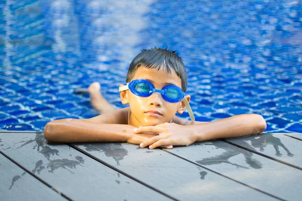 Söt Liten Pojke Känner Glad Lek Och Simning Vid Poolen — Stockfoto