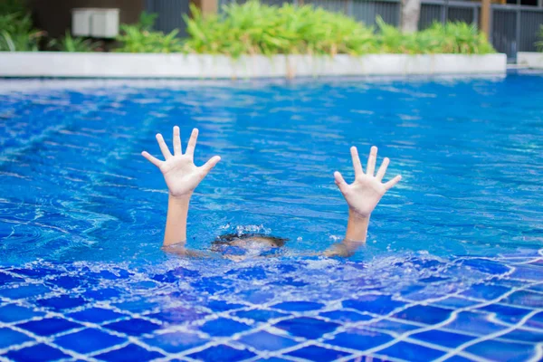 Süße kleine Junge fühlen sich glücklich spielen und schwimmen im Schwimmbad , — Stockfoto