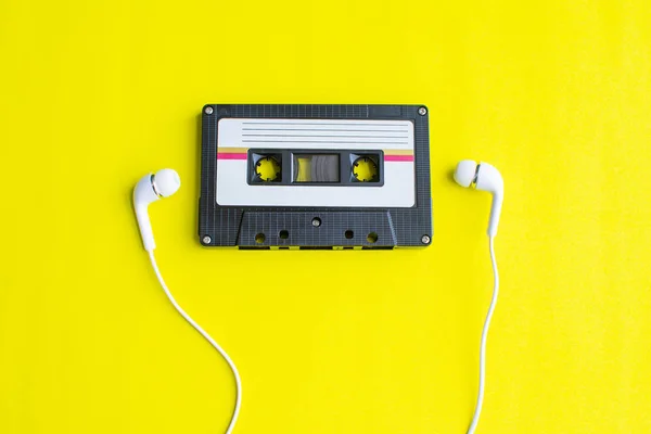 黄色の背景にテープカセットのレトロ。ソフトフォーカス. — ストック写真
