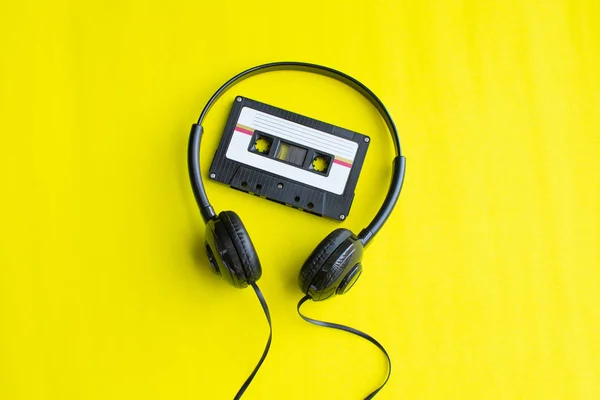 黄色の背景にテープカセットのレトロ。ソフトフォーカス. — ストック写真