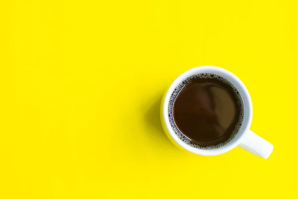 sarı arka planda kahve fincanı. yumuşak odak.