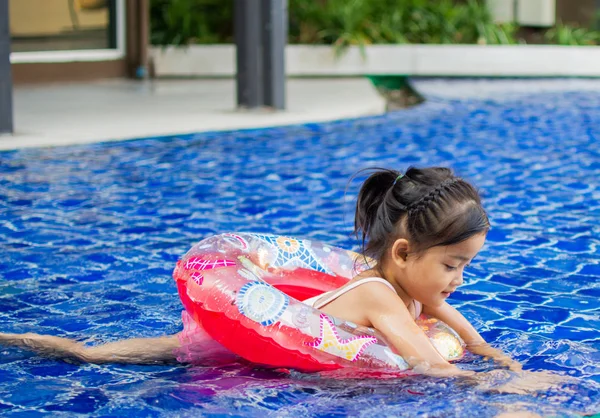 Χαριτωμένο Κοριτσάκι Αισθάνονται Ευτυχείς Παιχνίδι Και Κολύμπι Στην Πισίνα Ηλιόλουστη — Φωτογραφία Αρχείου