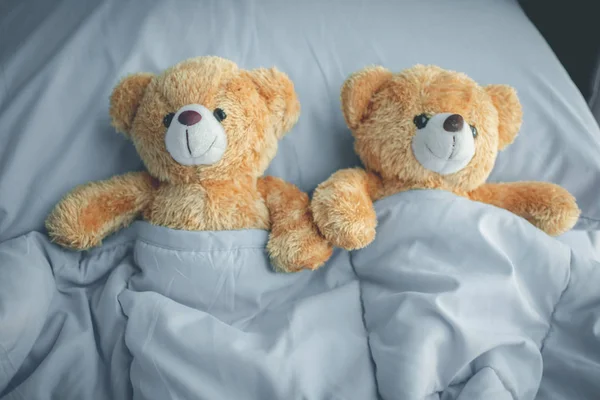 Çift aşk ayı bebek yatakta yatan, mutlu ve düşük gibi hissediyorum — Stok fotoğraf