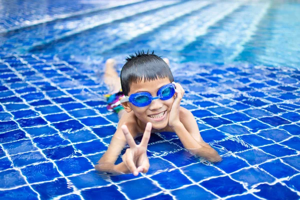 Χαριτωμένο Μικρό Αγόρι Αισθάνονται Χαρούμενο Παιχνίδι Και Κολύμπι Στην Πισίνα — Φωτογραφία Αρχείου