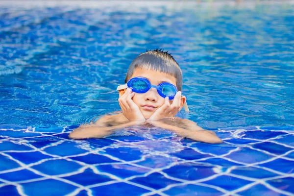 Söt Liten Pojke Känner Glad Lek Och Simning Vid Poolen — Stockfoto