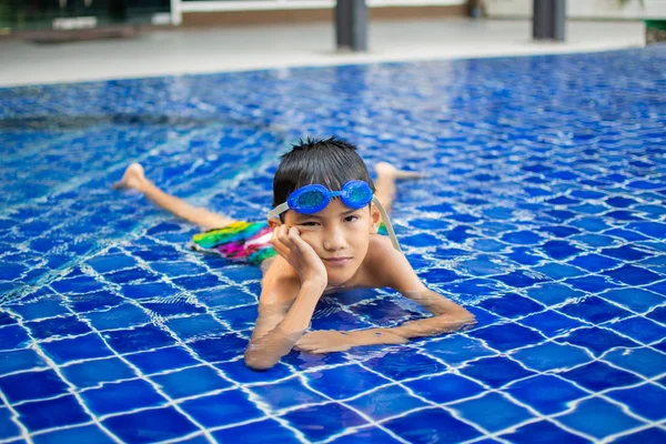 Söt Liten Pojke Känner Glad Lek Och Simning Vid Poolen — Stockfoto