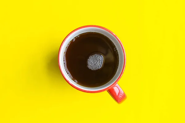 Tazza di caffè su sfondo giallo. focalizzazione morbida . — Foto Stock