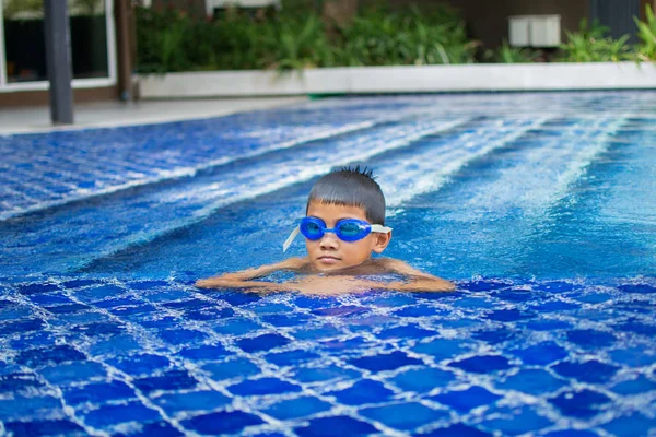 Lindo Niño Siente Feliz Jugar Nadar Piscina Día Soleado Enfoque —  Fotos de Stock