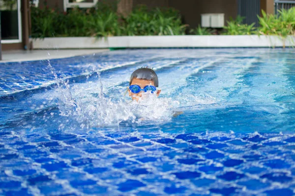 Söt Liten Pojke Känner Glad Lek Och Simning Vid Poolen — Stockfoto