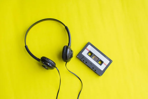 sarı arka plan üzerinde teyp kaset retro. yumuşak odak.