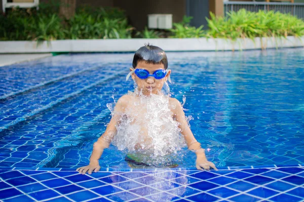 Söt Liten Pojke Känner Glad Lek Och Simning Vid Poolen — Stockfoto