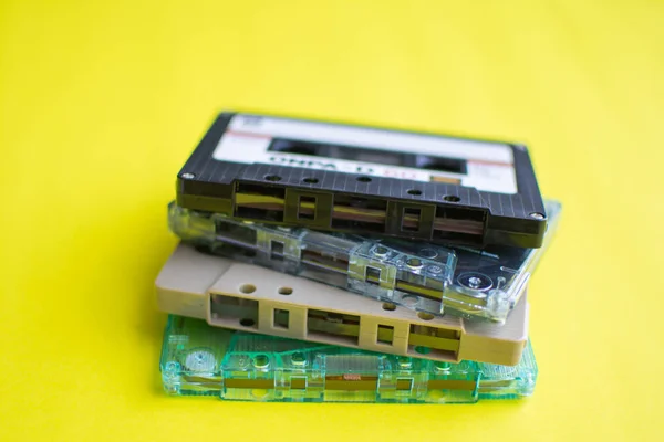 Retro de casete de cinta sobre fondo amarillo. enfoque suave . —  Fotos de Stock