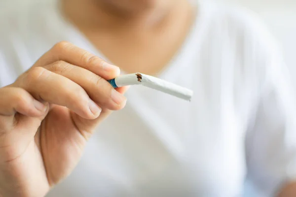 Lidská ruka držící cigaretu a Světový den bez tabáku. S — Stock fotografie