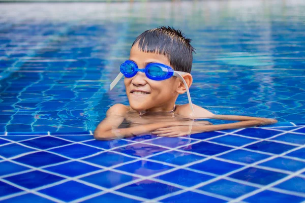 Söt Liten Pojke Känner Glad Lek Och Simning Vid Poolen — Stockfoto