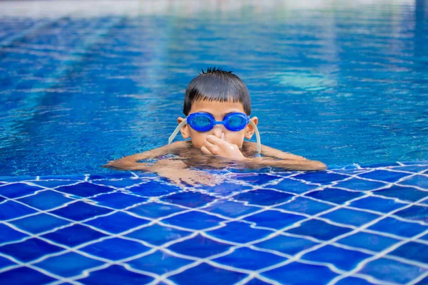 Söt Liten Pojke Känner Glad Lek Och Simning Vid Poolen — Stockfoto